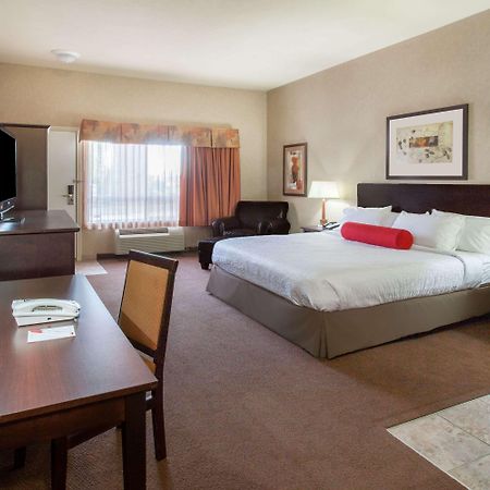 Hotel Ramada By Wyndham Camrose Exteriér fotografie