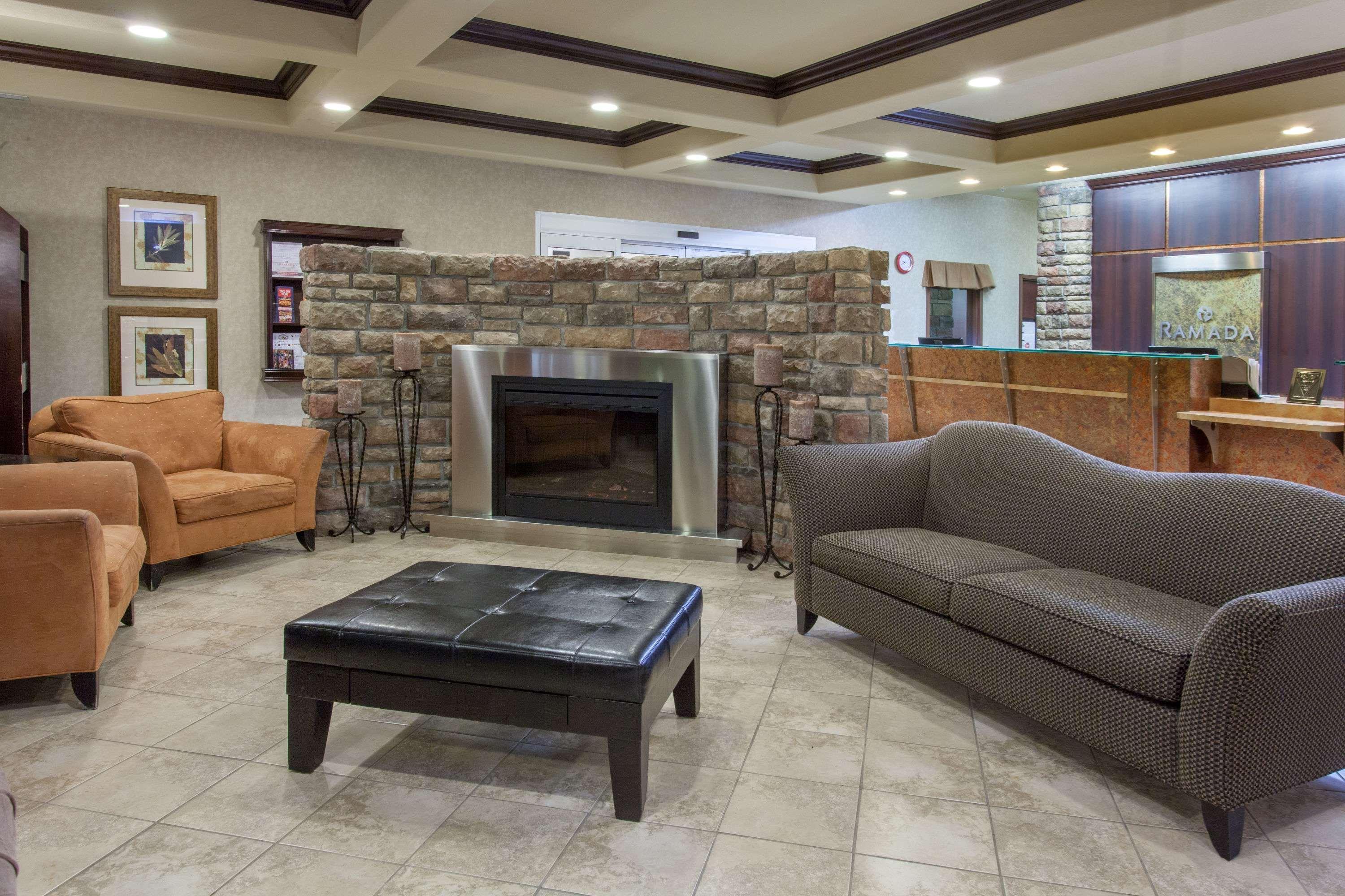 Hotel Ramada By Wyndham Camrose Exteriér fotografie