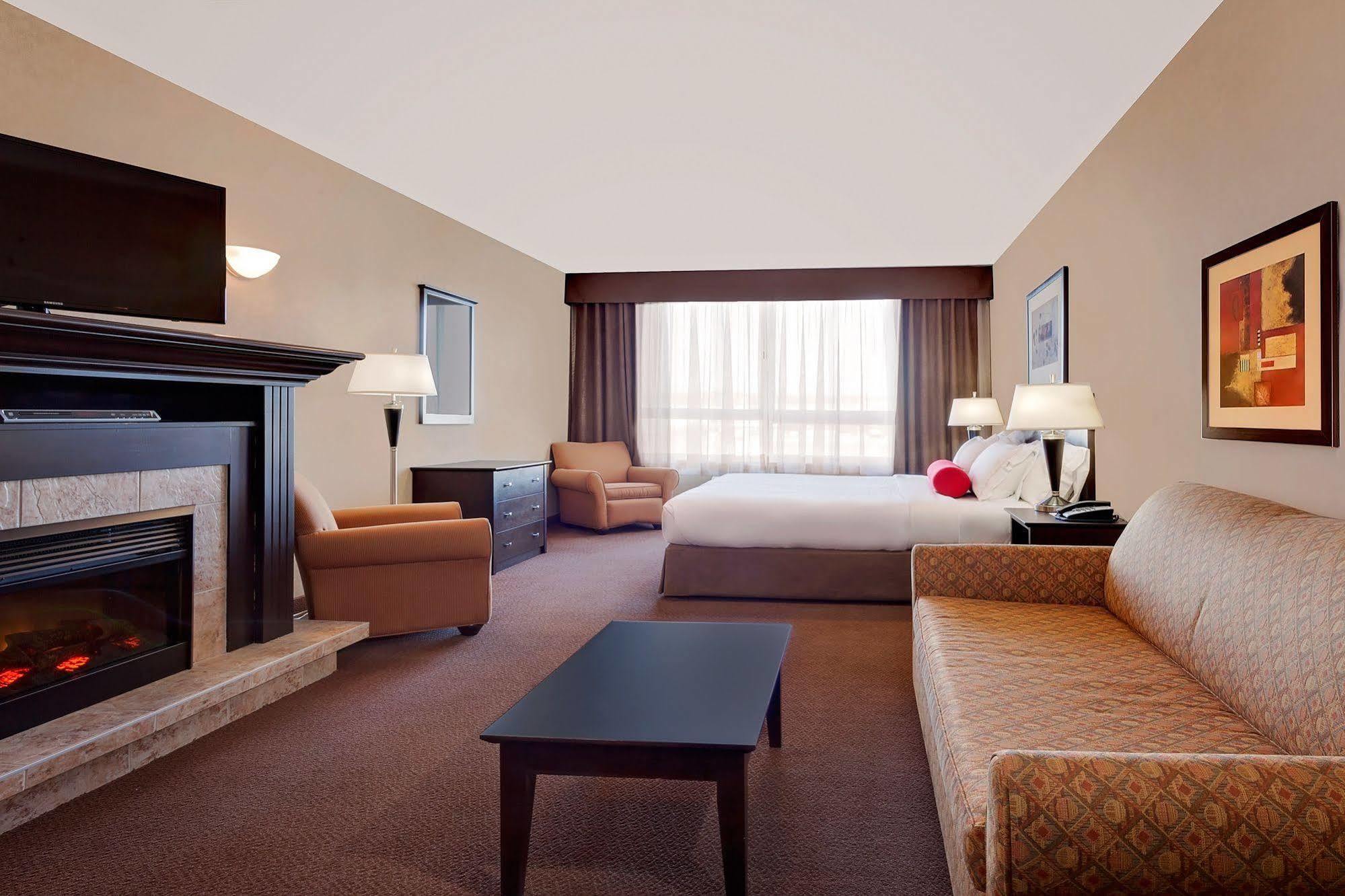 Hotel Ramada By Wyndham Camrose Exteriér fotografie